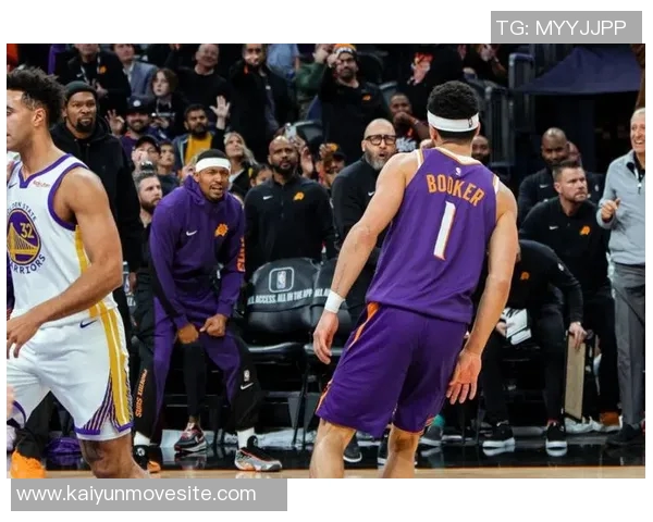 布克盛赞保罗为联盟改变者呼吁各地球馆致敬这位极致赢家 布克盛赞保罗为联盟改变者呼吁各地球馆致敬这位极致赢家