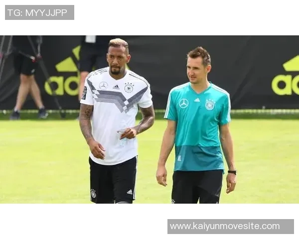 诺伊尔强调球队配合日益默契每位球员明确自身职责与角色